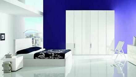 Bílá skleněná šatní skřín model Fizzy s posuvnými dveřmi v ložnici z různých úhlů